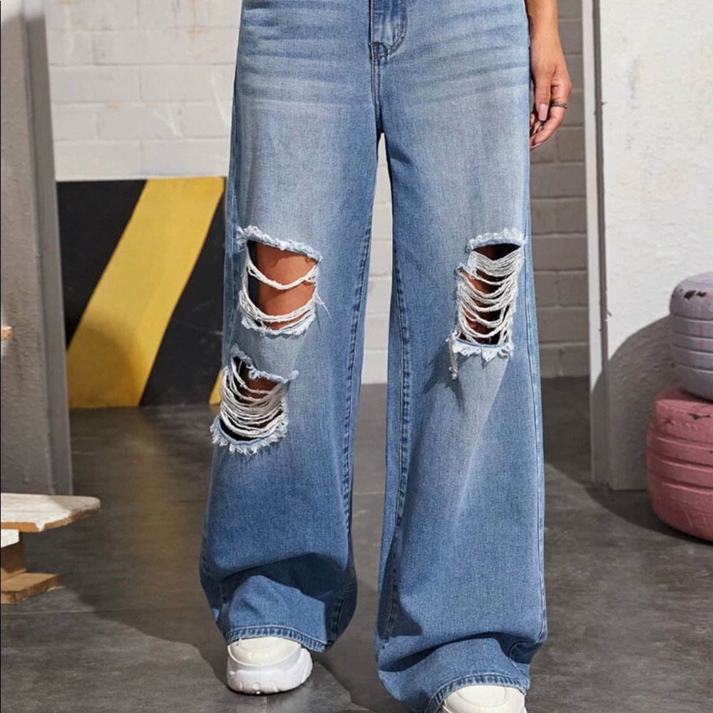 Baggy ripped jeans